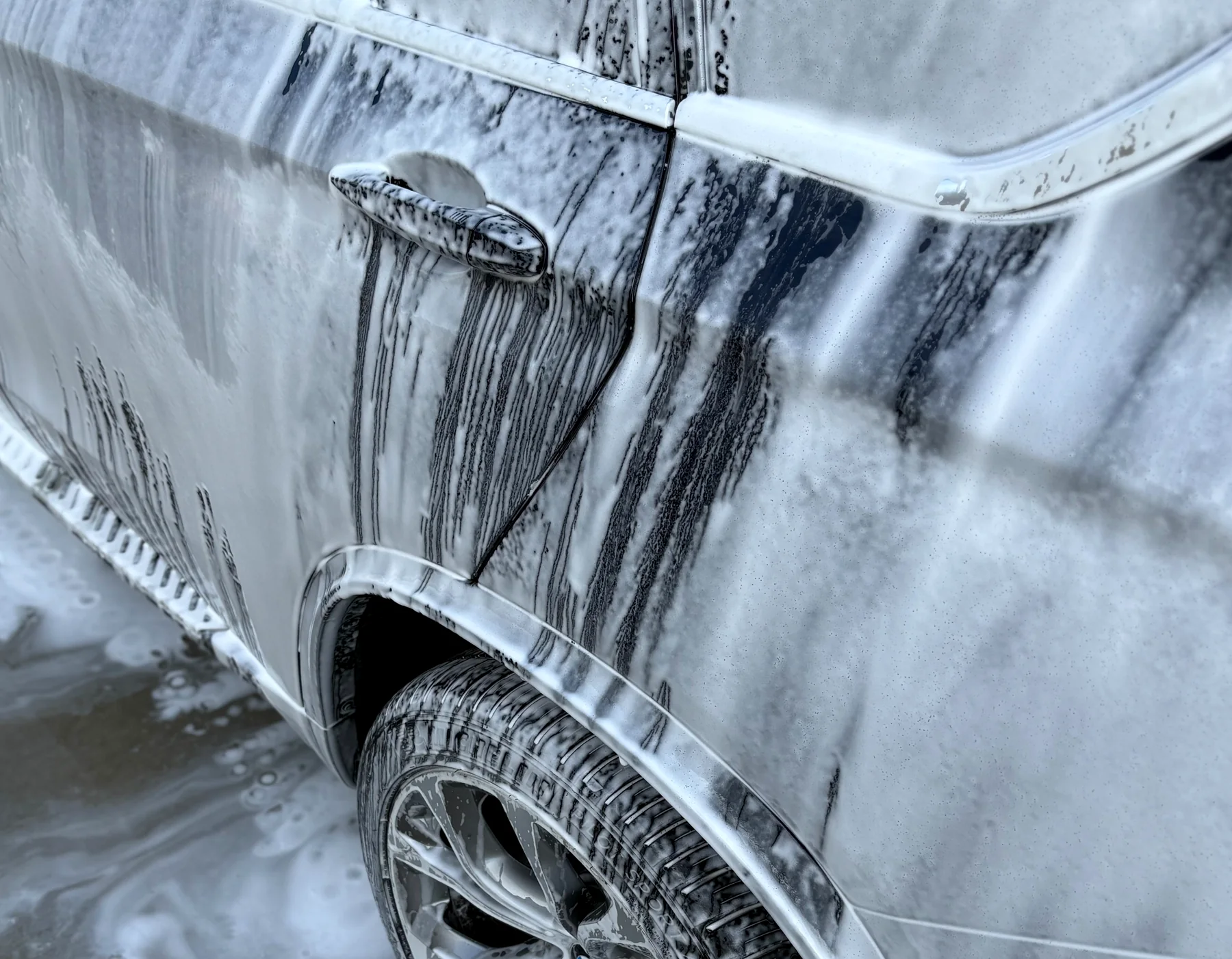 Rich wash foam working across a vehicle panel and wheel